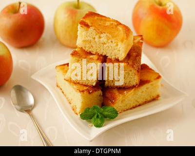 Apple pan di spagna. Ricetta disponibile. Foto Stock