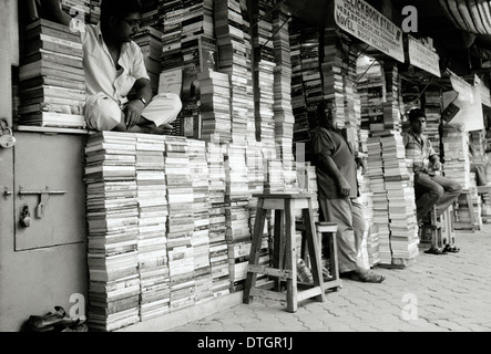 Prenota venditore in College Street in Kolkata Calcutta nel Bengala Occidentale in India in Asia del Sud. Prenota Market Shop conoscenza della città venditori viaggio intellettuale Foto Stock