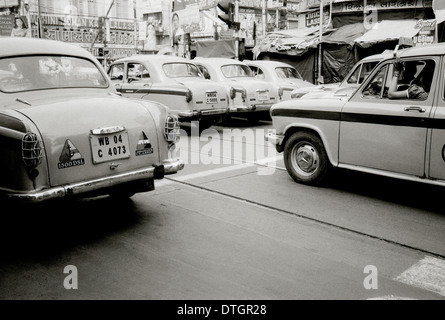 Fotografia di viaggio - Scene di strada di taxi a Calcutta Kolkata nel Bengala Occidentale in India in Asia del Sud. Cabina trasporto Auto Taxi Foto Stock