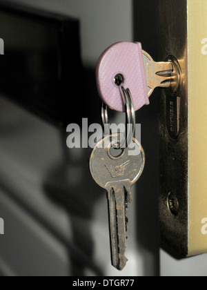 Le chiavi di casa in all'interno della serratura della porta anteriore Foto Stock