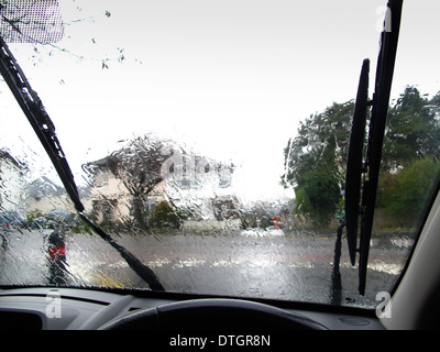 Vista attraverso la pioggia inzuppato auto parabrezza Foto Stock