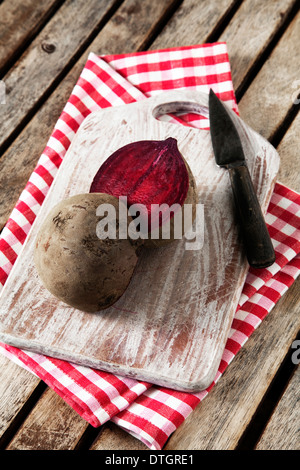 Barbabietola, affettato ​​on una tavola di legno Foto Stock