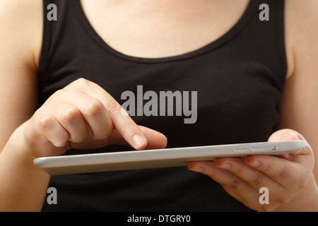 Giovane donna asiatica con un computer tablet Foto Stock