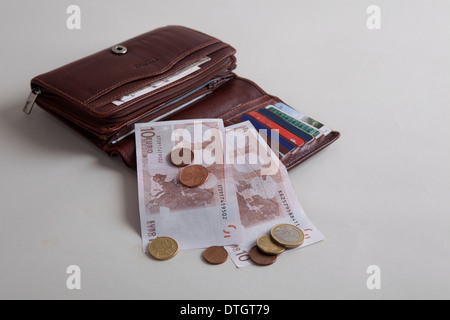 Aprire il portafoglio con banconote e monete in euro Foto Stock