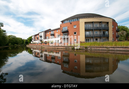 Moderni appartamenti si riflette nel canale nella città di Nottingham, Nottinghamshire REGNO UNITO Inghilterra Foto Stock