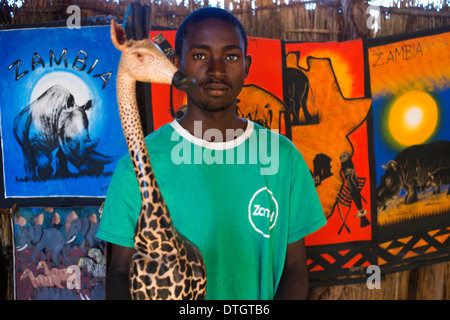 Il mercato al villaggio Mukuni è una gemma di un Africano bazaar vicino a Victoria Falls in Zambia. Acquirente e venditore può interagire Foto Stock