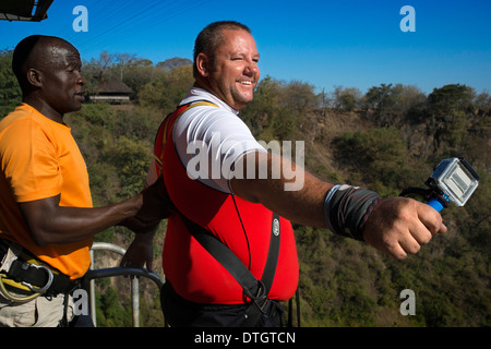 Bungee Jumping a Victoria Falls. Anche se non abbiamo mai nutrito il pensiero di fare questo, abbiamo testimoniato letteralmente le persone Foto Stock