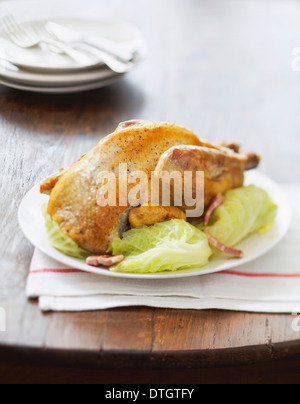 Arrosto di faraona con cavolo Foto Stock