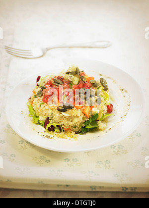 La quinoa,Carota,semi di zucca e insalata di melograno Foto Stock