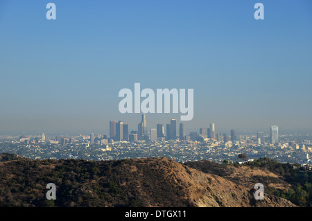 LA Downtown e il suo smog sotto un cielo blu e calore shimmer Visto dalle colline di Hollywood Foto Stock