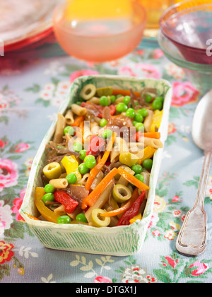 Macaronis con peperoni rossi e gialli,piselli,dulse alghe e carote Foto Stock