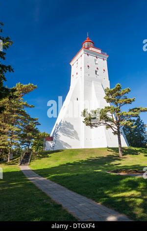 Grande alto antico faro bianco in estate in Kopu, Hiiumaa, Estonia Foto Stock