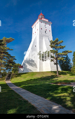 Grande alto antico faro bianco in estate in Kopu, Hiiumaa, Estonia Foto Stock