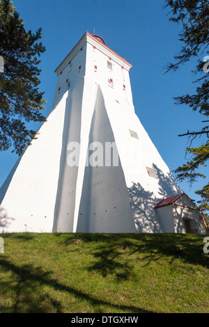 Grande alto antico faro bianco in estate in Kopu, Hiiumaa, Estonia Foto Stock