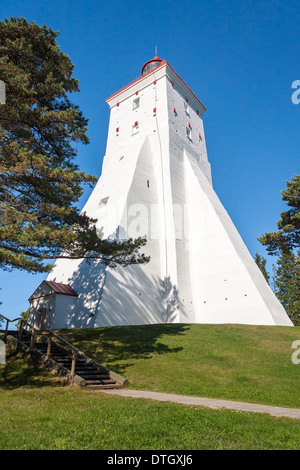 Grande alto antico faro bianco in estate in Kopu, Hiiumaa, Estonia Foto Stock