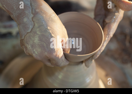 Le mani lo stampaggio di un pezzo di ceramica Foto Stock