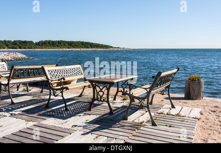 Grandi posti a sedere e tavolo vicino al mare in estate Foto Stock