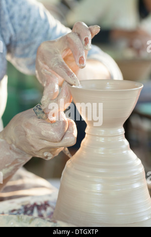 Le mani lo stampaggio di un pezzo di ceramica Foto Stock