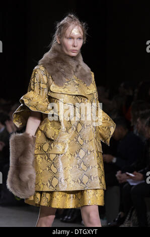 18 febbraio 2014, Londra, Inghilterra, Regno Unito. Un modello di passeggiate la pista al Simone Rocha visualizza durante la London Fashion Week AW14 al Topshop Visualizza spazio/Tate Modern. Credito: CatwalkFashion/Alamy Live News Foto Stock