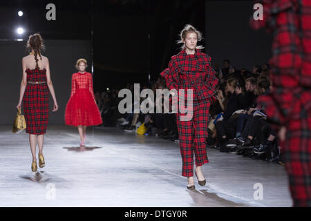 18 febbraio 2014, Londra, Inghilterra, Regno Unito. I modelli a piedi la pista al Simone Rocha visualizza durante la London Fashion Week AW14 al Topshop Visualizza spazio/Tate Modern. Credito: CatwalkFashion/Alamy Live News Foto Stock