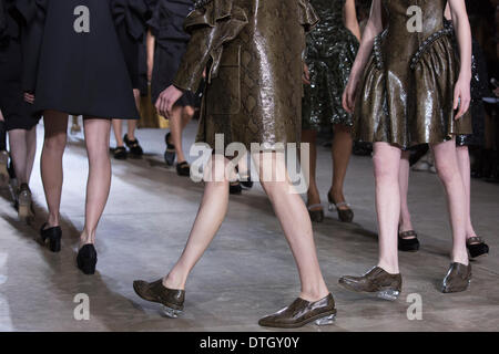 18 febbraio 2014, Londra, Inghilterra, Regno Unito. I modelli a piedi la pista al Simone Rocha visualizza durante la London Fashion Week AW14 al Topshop Visualizza spazio/Tate Modern. Credito: CatwalkFashion/Alamy Live News Foto Stock