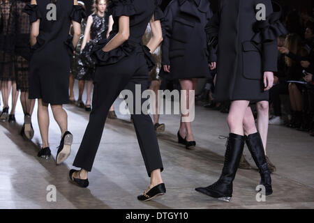 18 febbraio 2014, Londra, Inghilterra, Regno Unito. I modelli a piedi la pista al Simone Rocha visualizza durante la London Fashion Week AW14 al Topshop Visualizza spazio/Tate Modern. Credito: CatwalkFashion/Alamy Live News Foto Stock