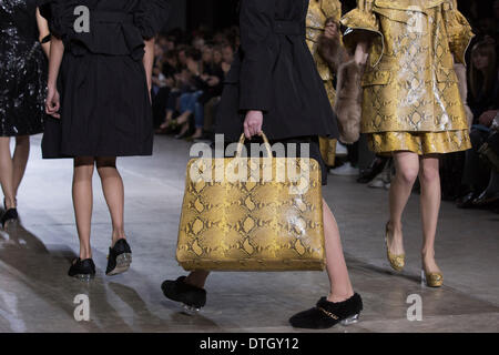 18 febbraio 2014, Londra, Inghilterra, Regno Unito. I modelli a piedi la pista al Simone Rocha visualizza durante la London Fashion Week AW14 al Topshop Visualizza spazio/Tate Modern. Credito: CatwalkFashion/Alamy Live News Foto Stock