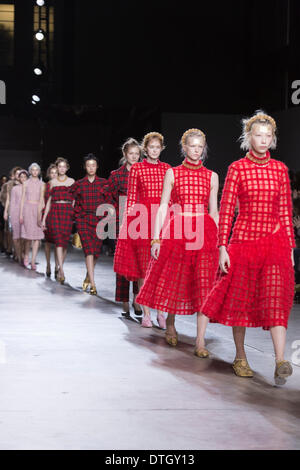 18 febbraio 2014, Londra, Inghilterra, Regno Unito. I modelli a piedi la pista al Simone Rocha visualizza durante la London Fashion Week AW14 al Topshop Visualizza spazio/Tate Modern. Credito: CatwalkFashion/Alamy Live News Foto Stock