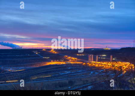 Garzweiler II a cielo aperto della miniera di lignite, nastro trasportatore di raccolta, Frimmersdorf e Neurath impianti alimentati a lignite sul retro Foto Stock