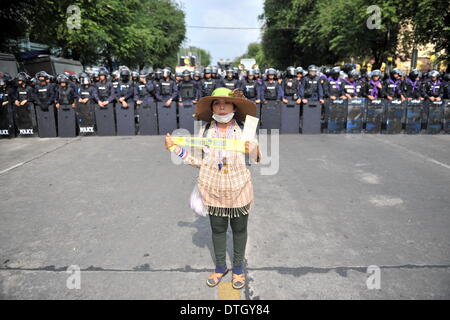 Thailandia, Tailandia. 18 Febbraio, 2014. Un governo anti-protester sorge nella parte anteriore del Thai riot funzionari di polizia vicino la Casa del Governo di Bangkok, capitale della Thailandia, nel febbraio 18, 2014. Polizia tailandese martedì mattina ha iniziato a recuperare dal governo anti-manifestanti cinque siti di rally nella capitale Bangkok, lasciando quattro morti di cui un funzionario di polizia e tre civili, 64 altri feriti negli scontri. Credito: Gao Jianjun/Xinhua/Alamy Live News Foto Stock