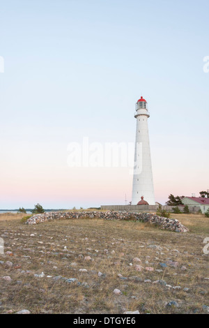 Tall white Tahkuna faro in Hiiumaa, Estonia Foto Stock