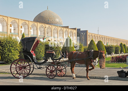 Carrozza a cavalli di fronte la cupola della moschea Lotfollah, Imam Square, Isfahan, Provincia di Isfahan, Persia, Iran Foto Stock