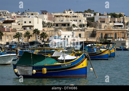 Luzzus, tipiche imbarcazioni da pesca con occhi dipinti, porto di Marsaxlokk, Malta Foto Stock