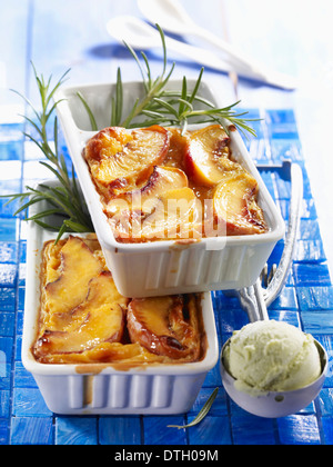 Clafoutis di pesche con rosmarino gelato Foto Stock