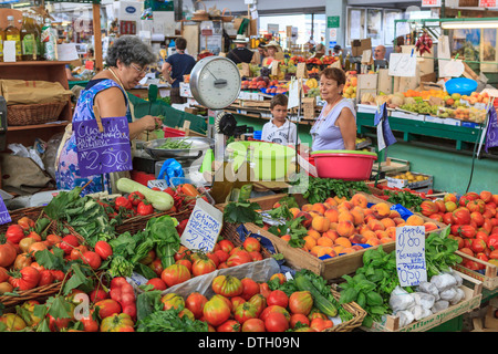 Stallo del mercato di frutta e verdura al mercato coperto di Sanremo, Liguria, Italia Foto Stock