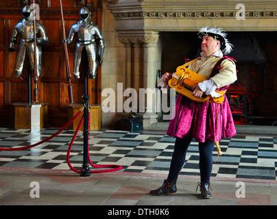 Musicista in costume di eseguire su un medievale ghironda, il Castello di Edimburgo, Edimburgo, Scozia, Regno Unito Foto Stock