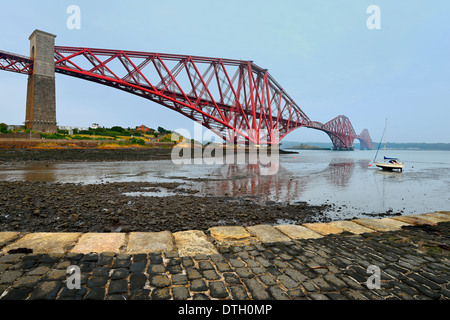 Forth Bridge o Ponte di Forth Rail, ponte ferroviario sul Firth of Forth, North Queensferry, Fife, Scozia, Regno Unito Foto Stock