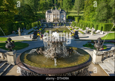 Giardini a terrazza con la fontana di Naiad nella motivazione di Schloss Linderhof Palace, Alta Baviera, Baviera, Germania Foto Stock