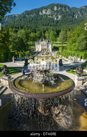 Giardini a terrazza con la fontana di Naiad nella motivazione di Schloss Linderhof Palace, Alta Baviera, Baviera, Germania Foto Stock