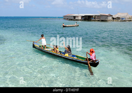 La Kuna indiani in una piroga, Nalunega, isole San Blas, Caraibi, Panama Foto Stock