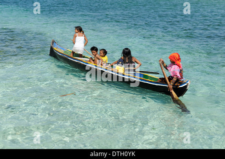 La Kuna indiani in una piroga, Nalunega, isole San Blas, Caraibi, Panama Foto Stock