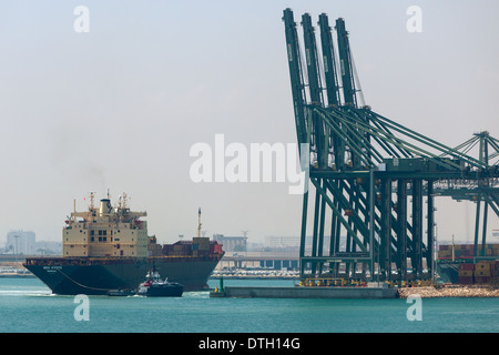 Contenitore in arrivo della nave Porto di Valencia Spagna Foto Stock
