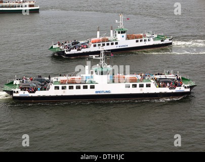 Traghetto per auto passeggeri Warnemunde Rostock Germania Varcando il fiume Warnow Foto Stock