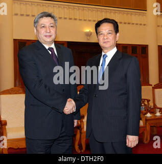 (140218) -- HANOI, Feb 18, 2014 (Xinhua) -- Primo Ministro vietnamita Nguyen Tan Dung (R) scuote le mani con la visita del Kirghizistan Ministro degli Esteri Erlan Abdyldaev ad Hanoi, capitale del Vietnam, Feb 18, 2014. (Xinhua/VNA) Foto Stock