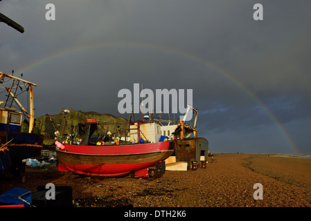Rainbow su Stade spiaggia di pesca. Hastings old town. East Sussex. Regno Unito Foto Stock