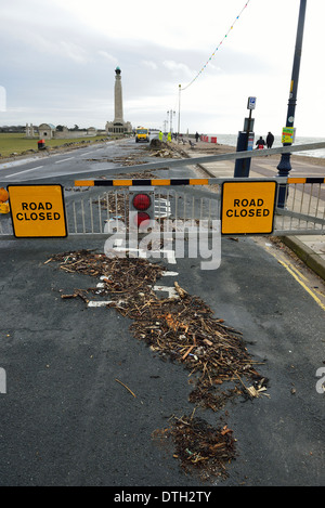 Southsea esplanade strada chiusa a causa dei danni causati dalle tempeste. Portsmouth, Hampshire. Regno Unito Foto Stock