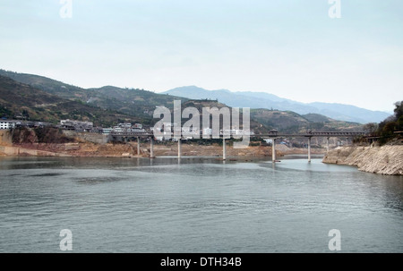 Waterside paesaggio lungo il fiume Yangtze in Cina tra cui ponte e alcuni settlement Foto Stock