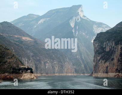 Waterside paesaggio lungo il fiume Yangtze in Cina tra cui montagne e pareti rocciose Foto Stock