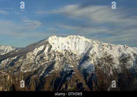 Paesaggio invernale del monte due mani (due mani montagna). Vista dalla Grigna meridionale. Foto Stock