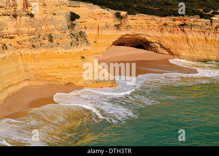 Il Portogallo, Algarve: Vista a nessun nome spiaggia e piccola grotta presso la costa di a Benagil Foto Stock